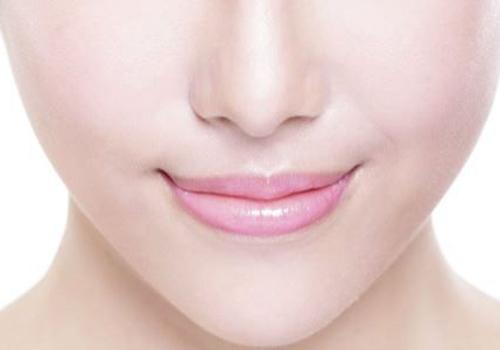 芦荟胶可以涂嘴唇吗 嘴唇干可以涂芦荟胶吗