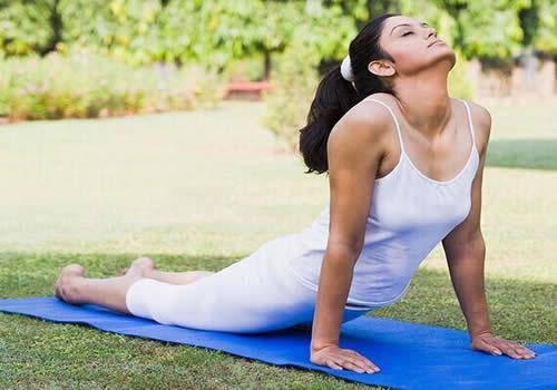 20岁了还是平胸怎么办 20岁后的平胸MM，这样丰胸至少加2个罩杯！