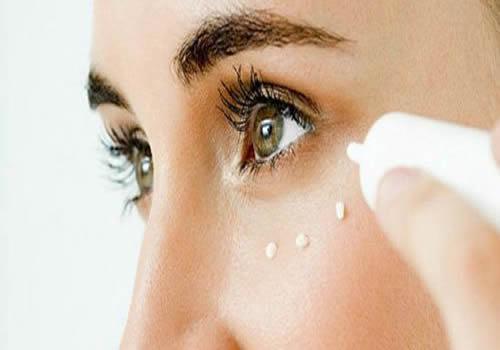 20岁可以用眼霜吗 早用眼霜原来有这么多好处