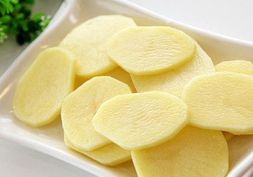 土豆的妙用 她把土豆片放进保温杯，摇了一下，结果吓到所有人