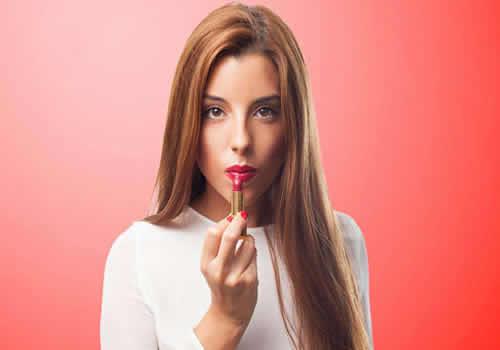 只涂口红不化妆怎么样 不化妆涂什么颜色口红好看
