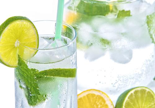 柠檬可以直接榨汁喝吗 柠檬可以和什么一起榨汁