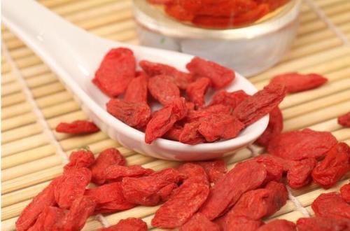 枸杞泡水喝有副作用吗（西洋参加枸杞泡水喝有副作用吗）