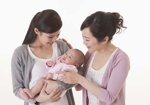 刚出生的宝宝一天吃几次奶(刚出生的宝宝一天吃几次奶粉正常)