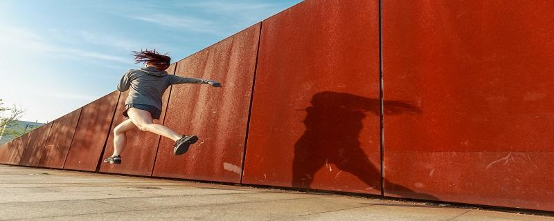 早上跑步吃东西好还是不吃东西好（跑步前吃东西好还是不吃东西好）