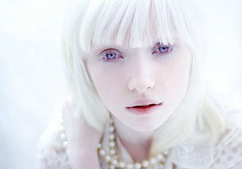 睫毛是白色的怎么回事（睫毛上白色）