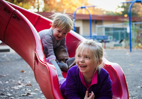 哺乳时被男孩拍照 孩子几岁有性别意识？