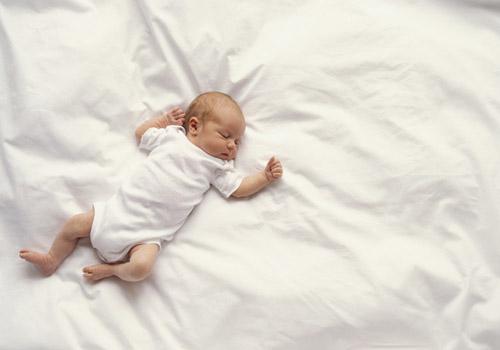 新生儿不吃奶是怎么回事（婴儿出生不吃奶怎么回事）