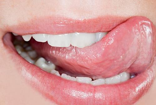 胃不好舌头有什么症状（胃不好舌头有什么症状,且刷牙出血）