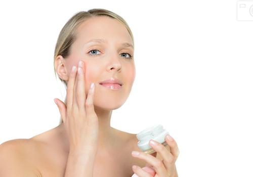 宝宝有湿疹可以擦润肤霜吗（宝宝湿疹可以擦护肤霜吗）