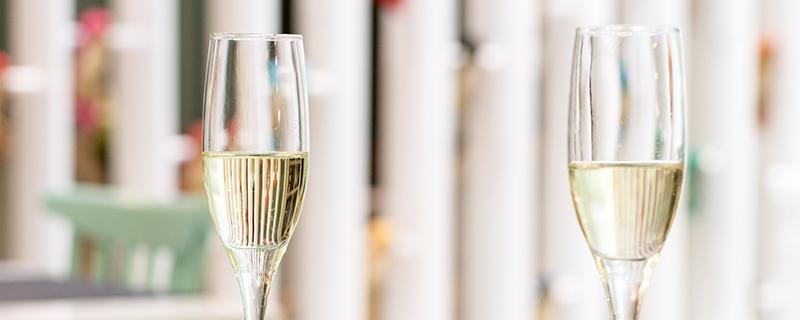 冲凉房可以喷酒精吗（屋里喷酒精可以吗）