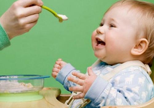 宝宝半岁了应该添加什么辅食（半岁的宝宝添加什么辅食）