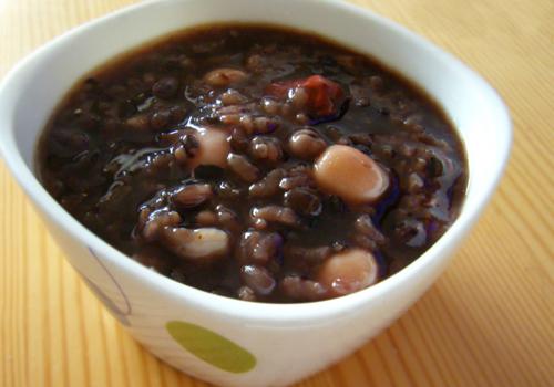 经期吃什么好排除瘀血（经期吃什么好排除瘀血排毒）