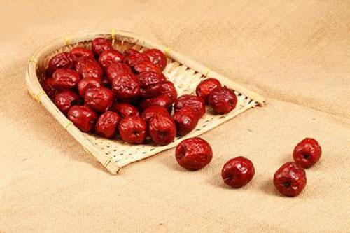 红枣什么人不能吃 红枣泡水喝的好处