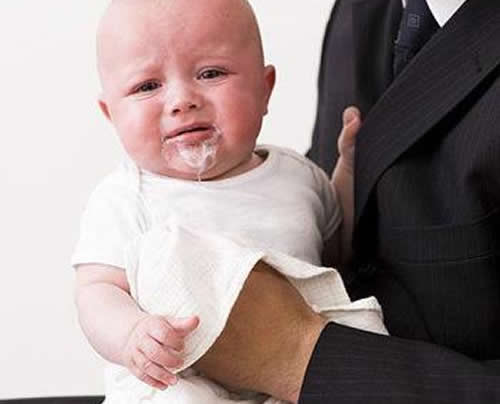 婴儿坠床后呕吐 婴儿坠床后呕吐怎么办