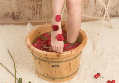 经期泡脚的好处 经期泡脚的好处与功效