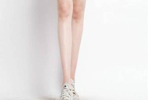 小腿皮肤干燥起白屑（小腿皮肤干燥起白屑涂什么）