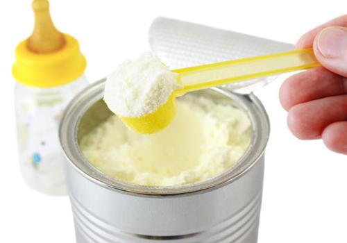 冲奶粉时起泡是什么原因 冲奶粉注意事项