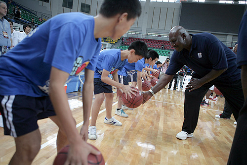 中学生篮球训练方法（中学生篮球训练方法视频教程）