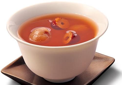 桂圆干红枣泡水喝的功效 补血养颜的美茶来了！