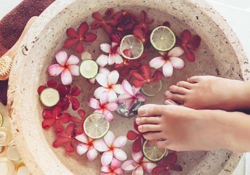 夏天生姜泡脚有什么好处（夏天生姜泡脚有什么好处吗）