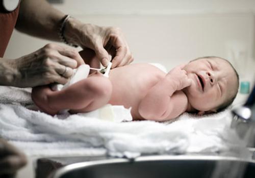 宝宝的脐带连着妈妈的哪里（宝宝的脐带连着妈妈的哪里图片）