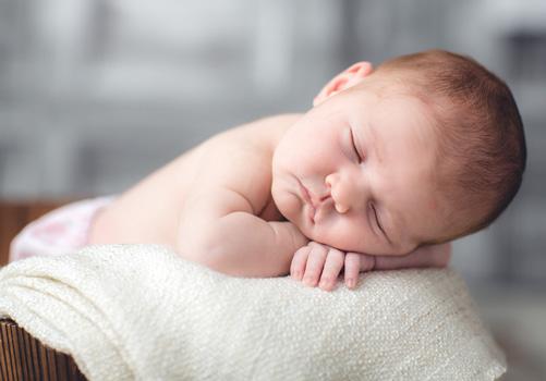 宝宝头发又少又黄怎么回事（宝宝头发又少又黄怎么办）