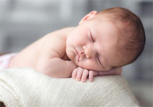 夏天宝宝睡觉头出汗怎么办 孩子夏天睡觉头出汗