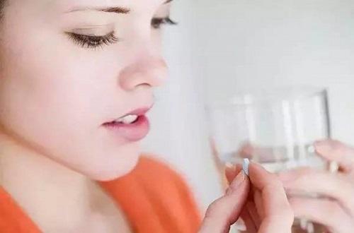 吃长效避孕药的危害有哪些(吃长效避孕药的危害有哪些症状)