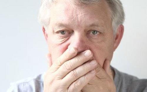 口臭是什么原因（口臭是什么原因造成的怎样解决）