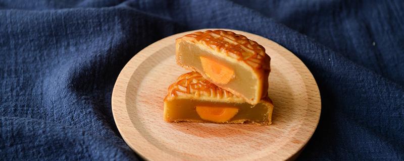 蛋黄莲蓉月饼热量高吗（一块白莲蓉蛋黄月饼的热量）