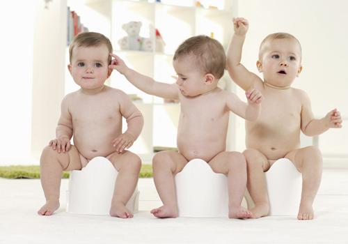 新生儿黄疸晒太阳怎么晒 新生儿黄疸晒太阳怎么晒中午太阳可以不