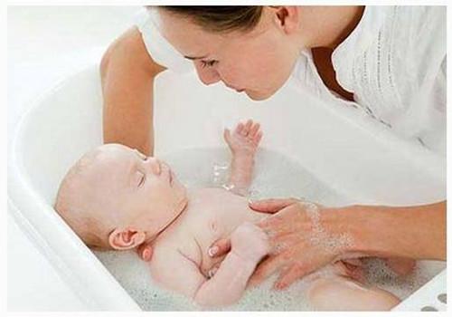 婴儿洗澡的好处 艾草水给新生婴儿洗澡的好处