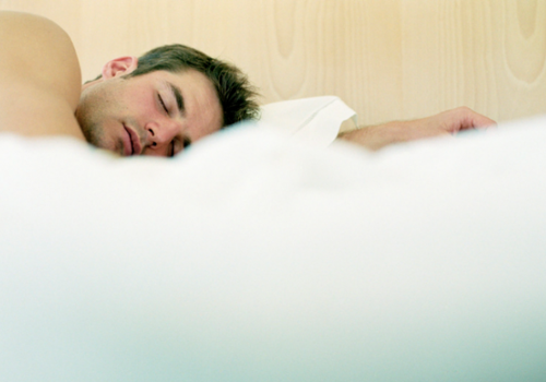 男性裸睡有什么好处 裸睡竟然还能提高性能力？