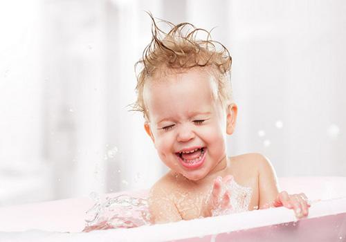 夏天洗澡用沐浴露好还是香皂好 夏天用沐浴露洗澡还是香皂洗澡好