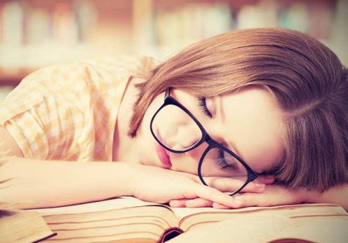 为什么身体总是觉得累（为什么身体总是觉得累累的）