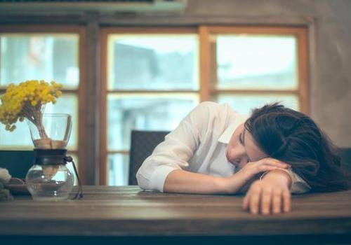 女人经常熬夜吃什么水果好 女人经常熬夜吃啥水果好