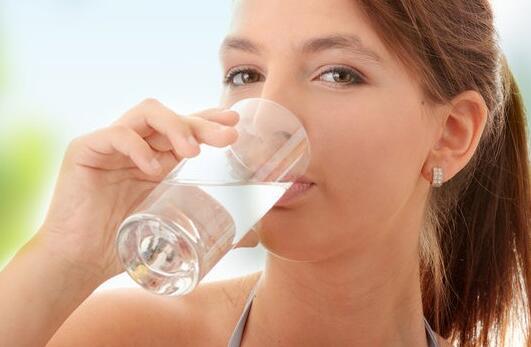 早上起床后喝什么水好(早上起床到底喝什么水好)