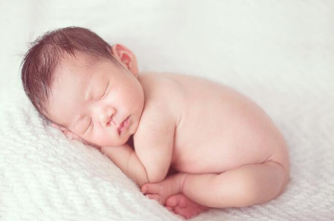 新生儿脐带怎么护理（新生儿脐带怎么护理视频教程）