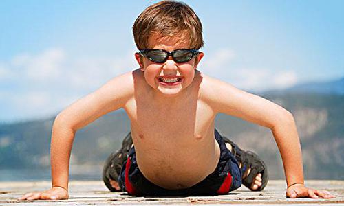 小孩做俯卧撑好吗 小孩子能做俯卧撑吗?