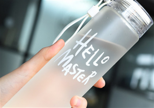 宝宝夏天喝热水好吗（儿童夏天喝热水好还是常温水好）