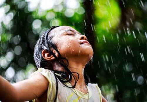 淋雨后要洗澡吗 淋雨后要洗澡吗女生