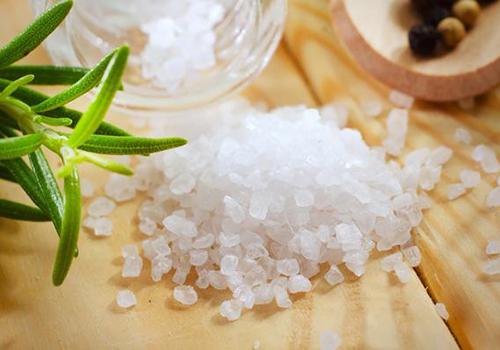 炒菜时怎样知道盐够不够 炒菜时怎样知道盐够不够了