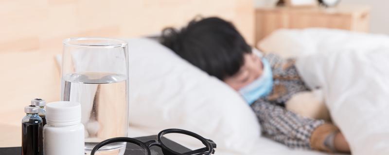 湿毛巾退烧的正确方法（湿毛巾退烧的正确方法可以用凉水吗）