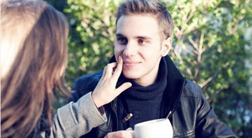 说谎时的微表情 难以隐藏的15种说谎微表情，顾此失彼！