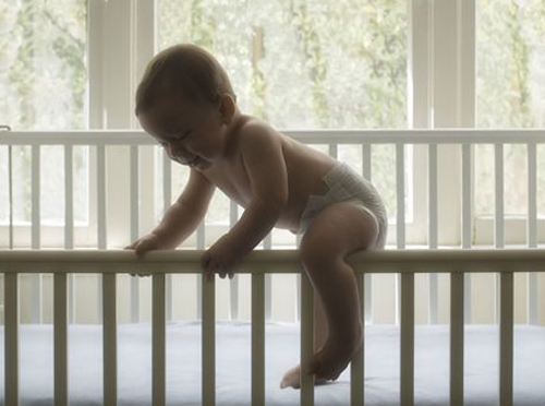 婴儿坠床的紧急处理 新生儿坠床的应急预案及处理流程