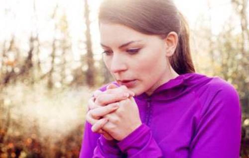 冬天手脚冰凉是怎么回事（孩子冬天手脚冰凉是怎么回事）