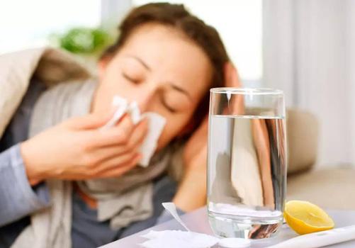 感冒不能吃什么食物（感冒不能吃什么食物和水果）