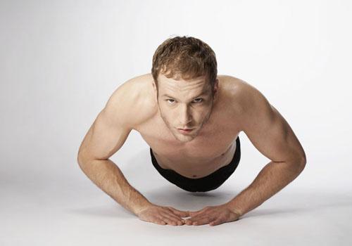 做俯卧撑肩膀疼怎么办(做俯卧撑肩膀疼怎么回事)