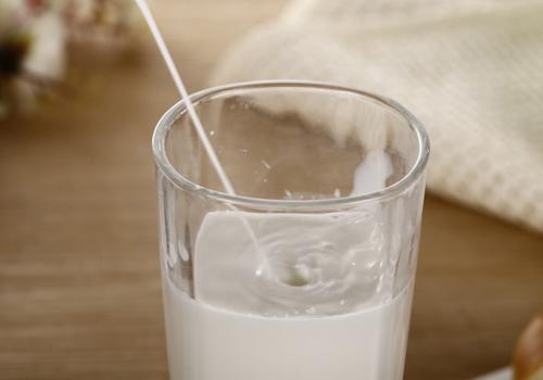 冲奶粉可以用凉开水加热水吗（冲奶粉的水可以用凉开水加热水吗）